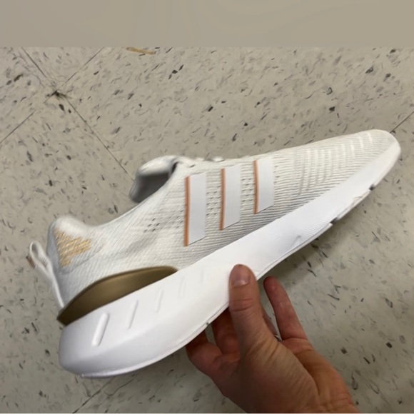 NWT ADIDAS Originals Women's Swift Run 22 Shoes white and gold size 8.5 - Picture 3 of 16